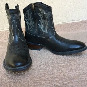 Ariat "Unbridled" ankle boots with zipper